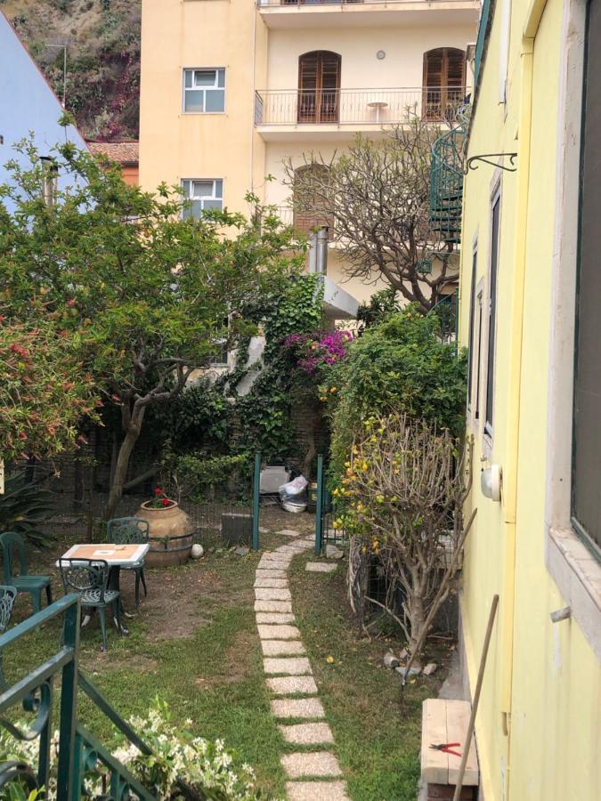Hostel Beach House Giardini-Naxos Exterior foto