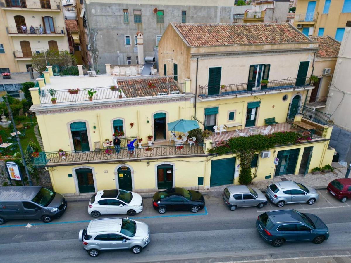 Hostel Beach House Giardini-Naxos Exterior foto
